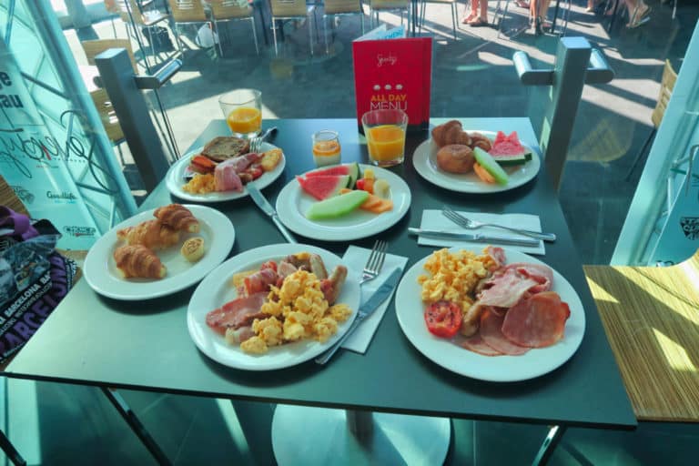 ゴールドコーストの人気ホテル「Q1リゾート＆スパ」の朝食レストラン オレンジ日誌